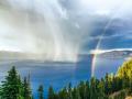日落时分的火山湖:美国火山口湖国家公园