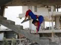 战乱中的“蜘蛛侠”：加沙男孩用废墟作舞台跳体操