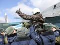 俄罗斯闪电撤军 飞行员从叙回国获英雄般礼遇